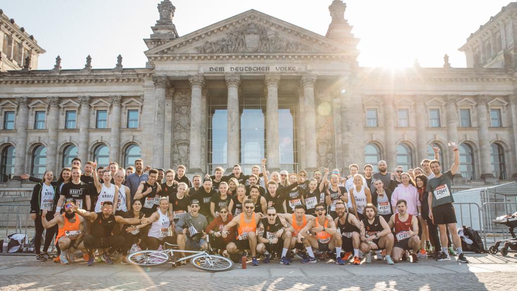 Die Kraft Runners posieren vorm Reichstag