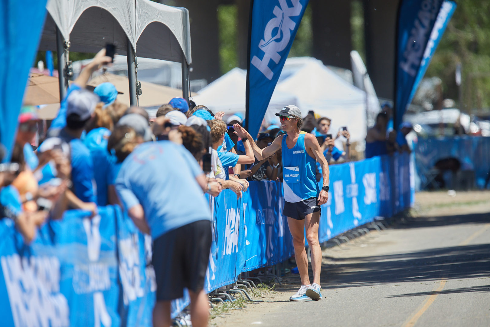 Jim Walmsley klatscht mit den Zuschauern ab, nachdem er den 80 Kilometer Weltrekord im Mai 2019 in den USA gebrochen hat in einer Zeit von 4:50:08 (Fotocredit: HOKA ONE ONE)