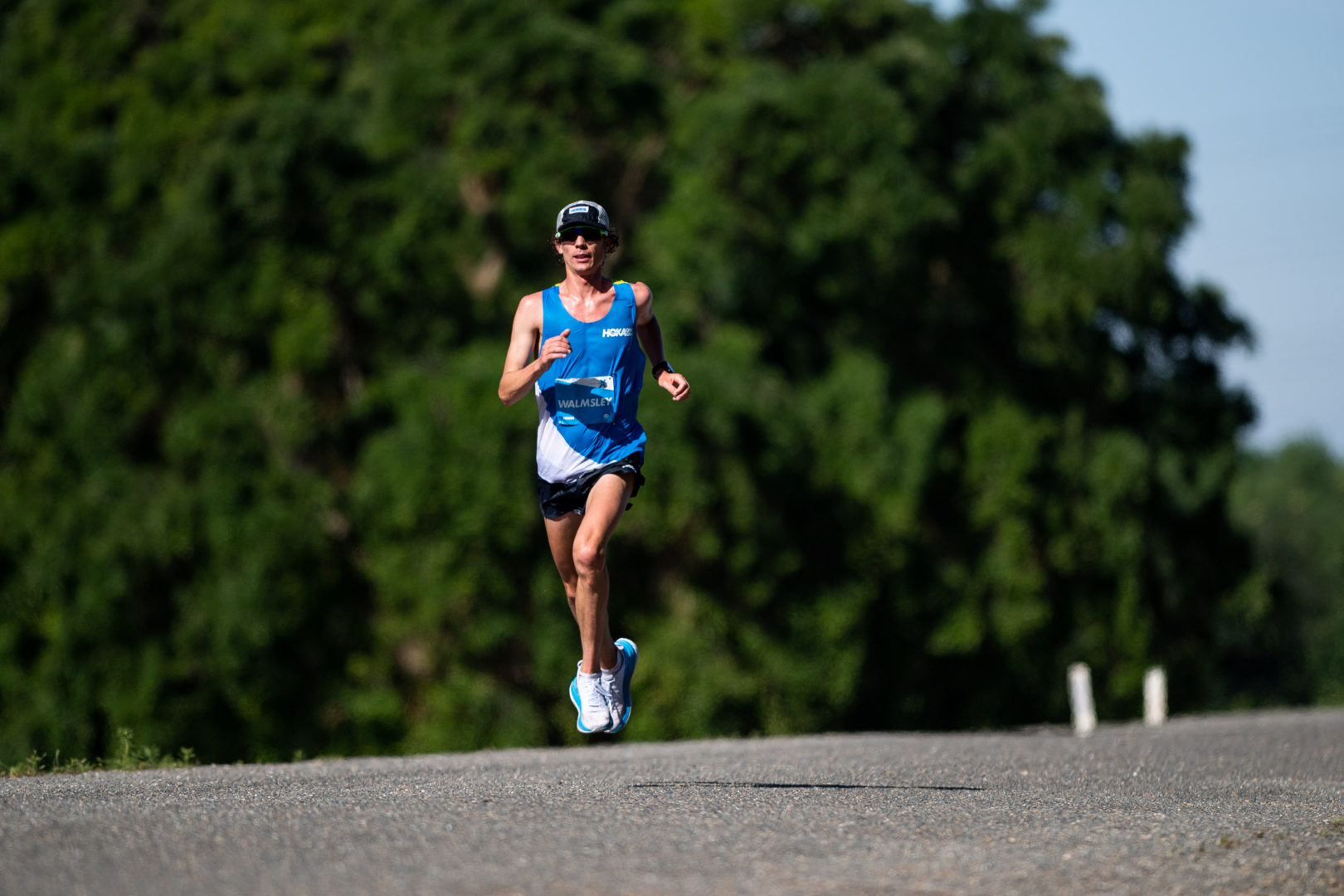 Flugphase beim US-amerikanischen Ultrarunner Jim Walmsley während seines Weltrekordlaufs über 80 Kilometer im Mai 2019 in den USA (Fotocredit: HOKA ONE ONE)