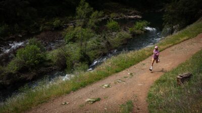 Von der Straße über Wald und Wiesen – der neue Nordlite Ultra von CRAFT kombiniert das Beste aus zwei Welten für Trail-& Straßenläufer:innen! 