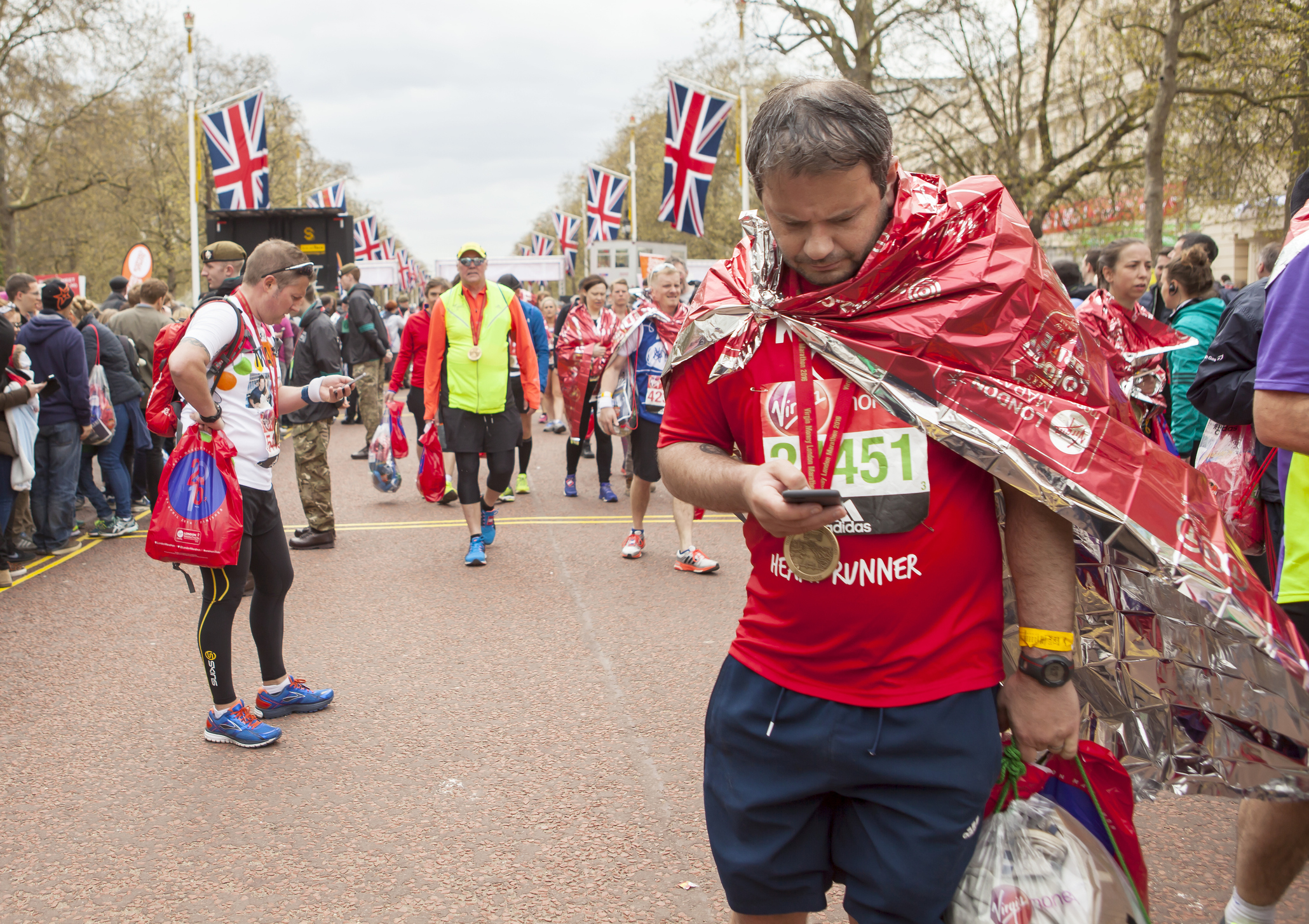 Ein Finisher des London Marathon hat seine Medaille um den Hals